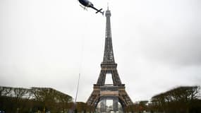 Installation d'une antenne radio au sommet de la Tour Eiffel, le 15 mars 2022 à Paris
