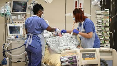Dans un service de réanimation avec un patient malade du Covid-19, à l'hôpital d'Avicenne à Bobigny, près de Paris, le 8 février 2021