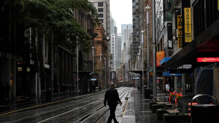 Un piéton dans une rue déserte du quartier d'affaires de Sydney pendant un reconfinement, le 28 juin 2021 en Australie (photo d'illustration)
