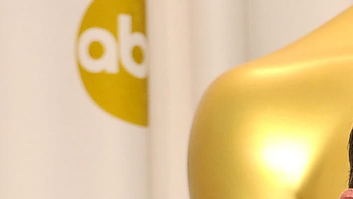 Michel Hazanavicius pose avec son Oscar du meilleur réalisateur, aux côtés de sa compagne, la comédienne Bérénice Bejo. Michel Hazanavicius pose avec son Oscar du meilleur réalisateur, aux côtés de sa compagne, la comédienne Bérénice Bejo.