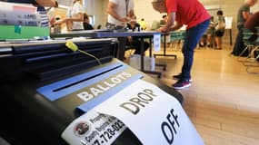 Un homme dans un bureau de vote de Los Angeles en Californie.