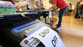 Un homme dans un bureau de vote de Los Angeles en Californie.