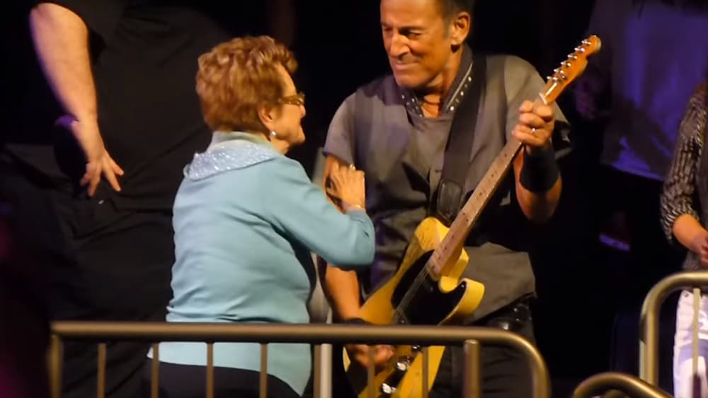 Bruce Springsteen sur scène avec sa mère à New York Bruce Springsteen sur scène avec sa mère à New York