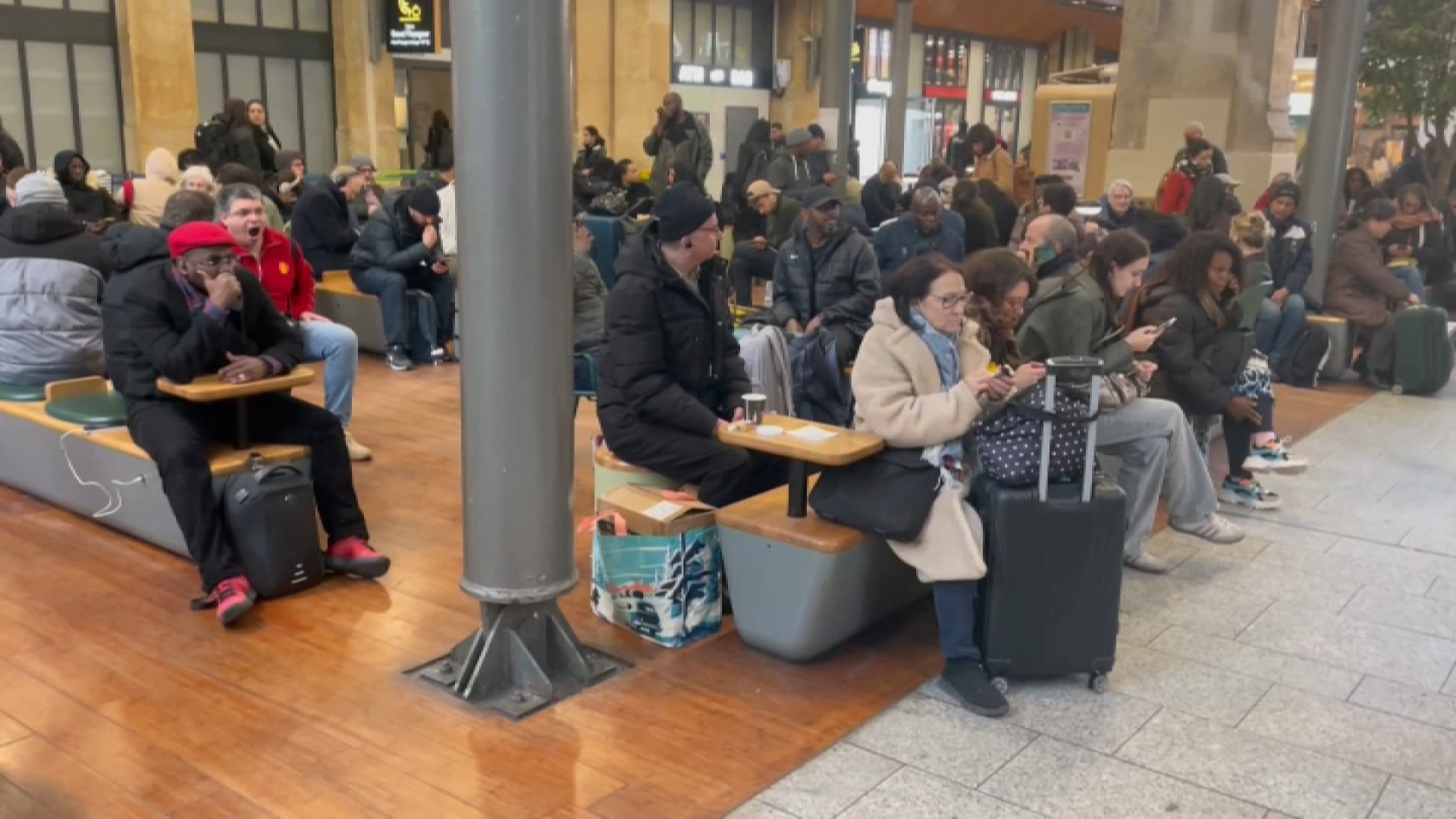 Des voyageurs en attente de leurs trains à la gare du Nord, à Paris le 7 mars 2025 après la découverte d'une bombe de la Seconde Guerre mondiale à proximité. Des voyageurs en attente de leurs trains à la gare du Nord, à Paris le 7 mars 2025 après la découverte d'une bombe de la Seconde Guerre mondiale à proximité.