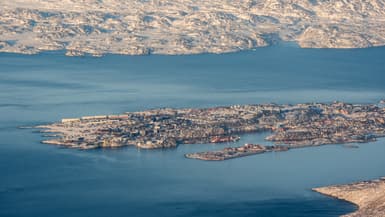 Une photo prise depuis un avion montre Nuuk, la capitale du Groenland, le 26 janvier 2026. Photo d'illustration