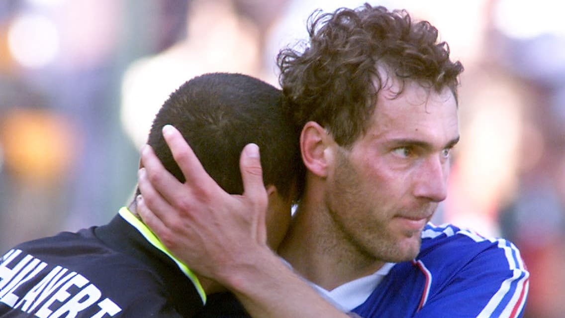 Laurent Blanc réconforte José Luis Chilavert après le 8e de finale de la Coupe du monde France-Paraguay 28 juin 1998 à Lens