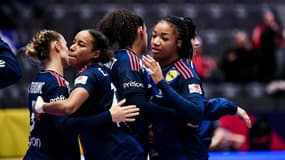 Les joueuses de l'équipe de France de handball face à l'Islande aux championnats du monde, le 2 décembre 2023.