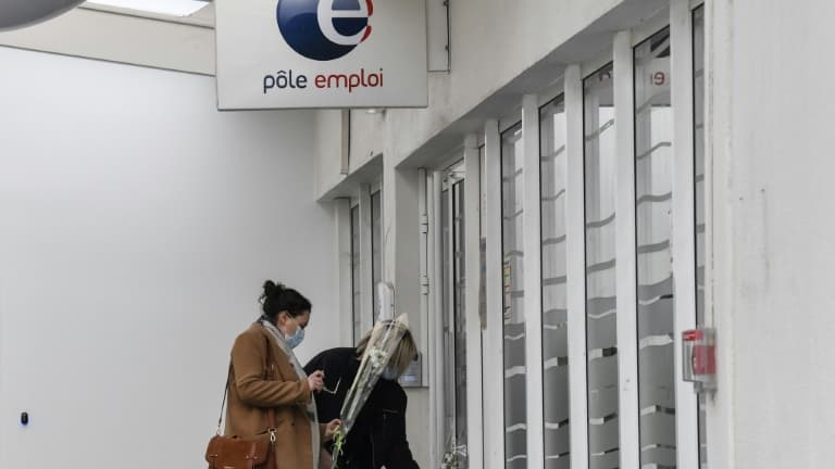 Deux femmes déposent des fleurs, le 29 janvier 2021, devant l'agence Pôle Emploi de Valence, où une conseillère a été tuée la veille.