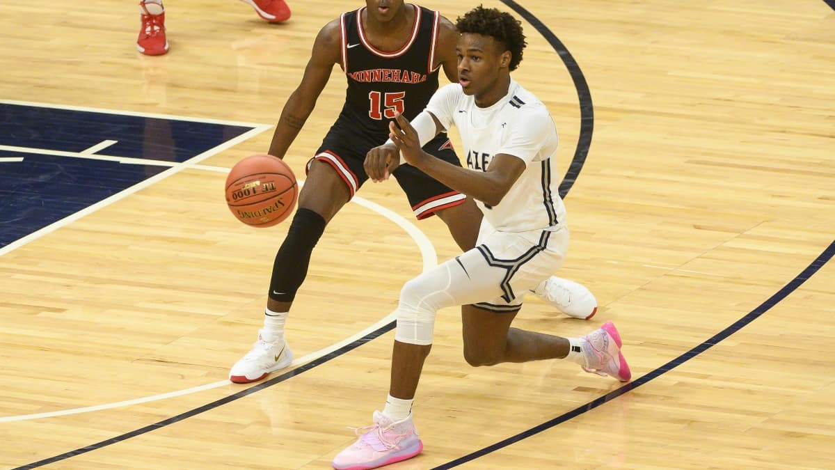 Bronny James effectue une passe lors d'un match de Sierra Canyon sur le parquet des Minnesota Timberwolves en janvier 2020 Bronny James effectue une passe lors d'un match de Sierra Canyon sur le parquet des Minnesota Timberwolves en janvier 2020