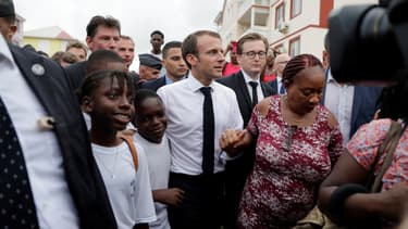 Emmanuel Macron avec des habitants de Saint-Martin, le 29 septembre 2018.