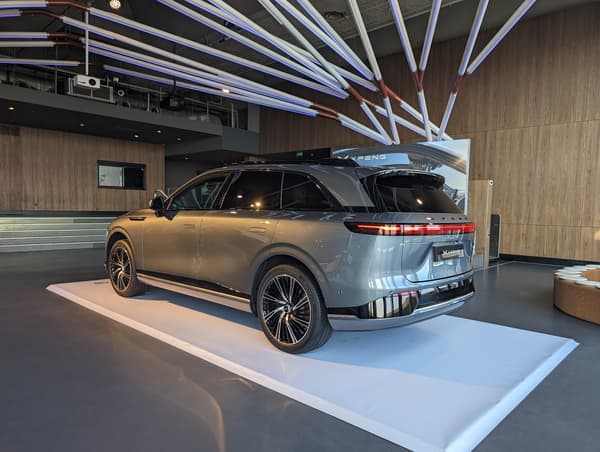 Un long bandeau lumineux décore l'arrière de ce grand SUV Xpeng G9.