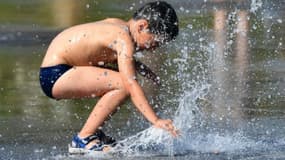 Un enfant joue avec une fontaine à Montpellier, en France