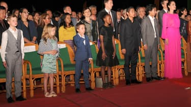 Angelina Jolie entouré de ses six enfants lors de la première de "D'abord j'ai tué mon père" au Cambodge le 18 février 2017