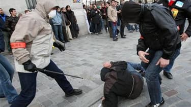 Heurts entre policiers et protestaires lors d'une manifestation à Paris. La justice a interdit vendredi à la demande du ministère de l'Intérieur, l'accès depuis la France au site internet Copwatch, qui prétend lutter par la transparence contre les violenc