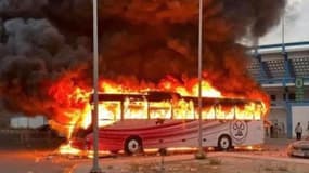 Le bus d'Al Ittihad incendié lors du derby de Tripoli à Al Ahly, le 18 juin 2025