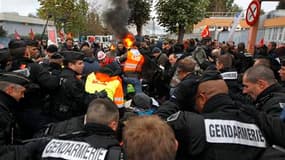 La raffinerie de pétrole en grève de Grandpuits, en région parisienne, a été réquisitionnée par les pouvoirs publics tôt vendredi matin, provoquant la colère des ouvriers. /Photo prise le 22 octobre 2010/REUTERS/Benoît Tessier
