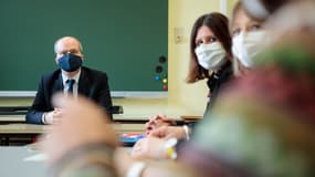 Le ministre de l'éducation nationale Jean-Michel Blanquer, dans une salle de classe en mai 2020.