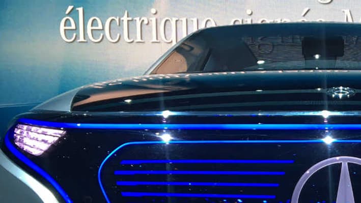 Calandre avec le logo à l'étoile au milieu, mais motirsation et approche très différente: le concept Generation EQ reprend les codes stylistiques de Mercedes tout en les réinventant. Calandre avec le logo à l'étoile au milieu, mais motirsation et approche très différente: le concept Generation EQ reprend les codes stylistiques de Mercedes tout en les réinventant.