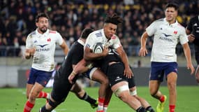 Théo Attissogbe plaqué par deux All Blacks pendant un test-match France-Nouvelle Zélande, le 12 juillet 2025