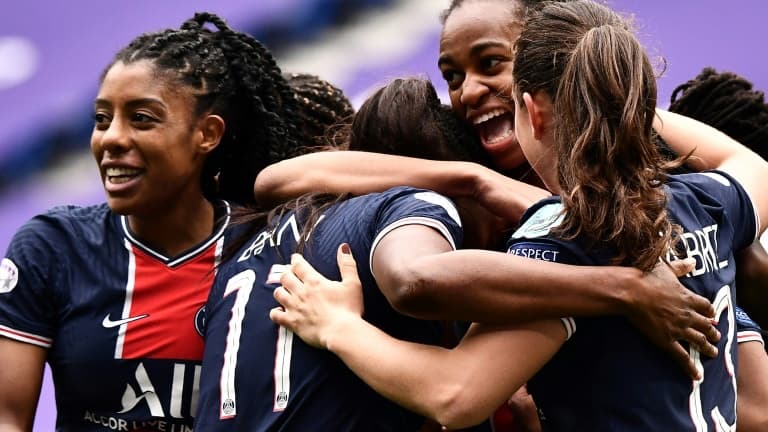 La joie des joueuses du Paris Saint-Germain, après un but marqué contre son camp de la défenseure lyonnaise, Wendie Renard, lors de leur quart de finale retour de la Ligue des Champions, le 18 avril 2021 au Groupama Stadium à Décines-Charpieu, près de Lyon