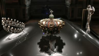 La couronne (c) et le diadème (g) de l'impératrice Eugénie exposés dans la galerie d'Apollon au musée du Louvre, le 14 janvier 2020 à Paris