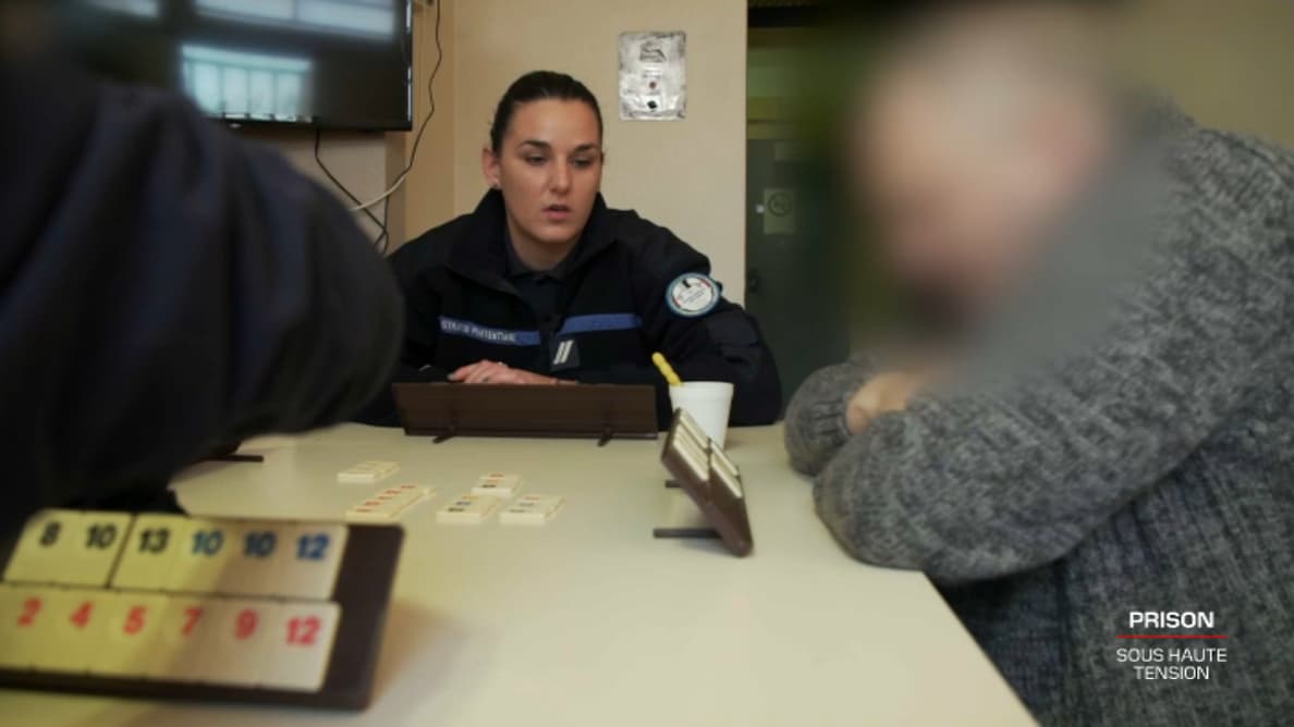 Un atelier de jeux de société pour détenus souffrant de troubles psychiatriques à la maison centrale de Saint-Maur (Indre).