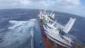 EN VIDEO - Sans équipage ni moteur, un cargo dérive en mer de Norvège: les images impressionnantes