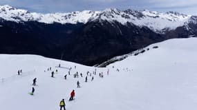 Des skieurs sur les pistes de l'Alpe d'Huez, le 14 février 2024 en Isère