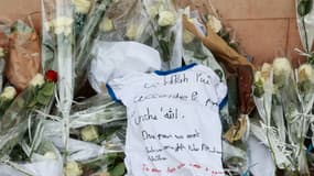 Un message déposé devant le collège des Sablons à Viry-Châtillon, en Essonne, en hommage à l'adolescent mort après avoir été passé à tabac, le 7 avril 2024