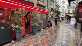 La voie piétonne partiellement rénovée devant le bar The Labo, rue de Lombards, à Paris.