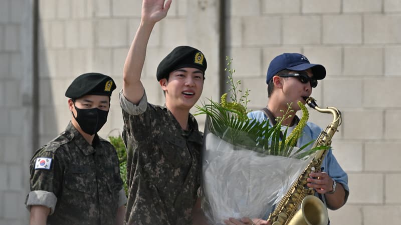 Regarder la vidéo K-Pop: Jin, premier membre de BTS à finir son service militaire, offre un 