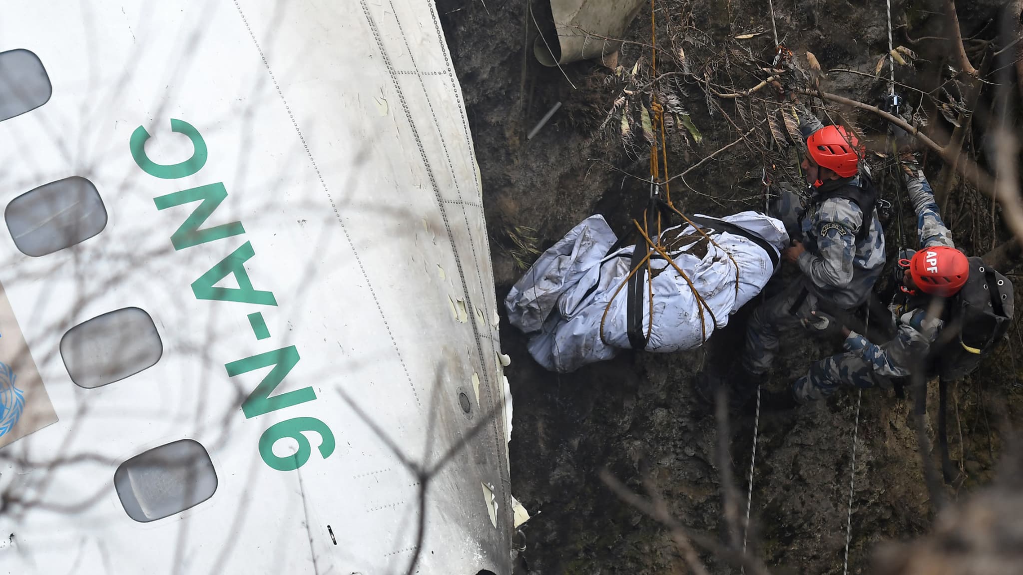 Les secours remontent d'un ravin les corps des passagers d'un crash d'avion au Népal, le 16 janvier 2023