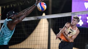 Steven van de Velde (à droite) lors d'un match face au Brésil, le 5 mai 2024.