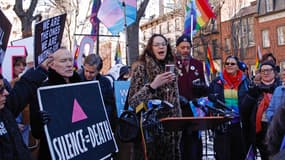Des manifestants à New York lors d'un mouvement de protestations après la disparition du mot "transgenre" d'un site internet 