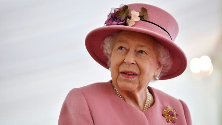 Photo d'archive de la reine Elizabeth II lors d'une visite d'un laboratoire de recherche près de Salisbury (Royaume-Uni) le 15 octobre 2021.