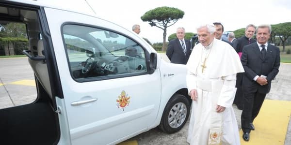 En 2012, Renault avait offert un Renault Kangoo électrique au Pape Benoît XVI.
