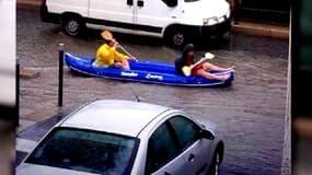 A Montpellier, le Lez est sorti de son lit et les rues ont été inondées, lundi, après de fortes pluies. De quoi provoquer quelques situations insolites.