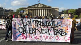 Une centaine de manifestants de #NuitDebout ont bloqué le pont devant l'Assemblée Nationale