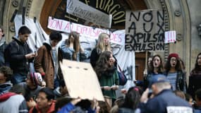 Des jeunes manifestants devant le lycée Turgot à Paris