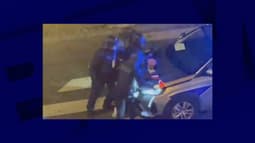 Une vidéo, diffusée sur les réseaux sociaux, montre un homme qui apparaît encerclé par trois policiers, recevant des coups de matraque de la tête aux jambes, avant d'être plaqué contre le capot d'un véhicule.