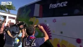 Football / Joie au passage du bus des Bleus après l'entraînement - 29/06