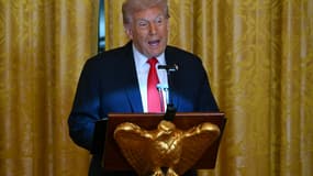 Le président américain Donald Trump s'exprime lors d'un dîner dans la salle de bal de l'East Room de la Maison Blanche à Washington, DC, le 15 octobre 2025.
