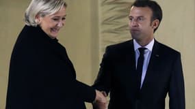 Marine Le Pen et Emmanuel Maccron dans les couloirs de l'Elysée le 21 novembre 2017.