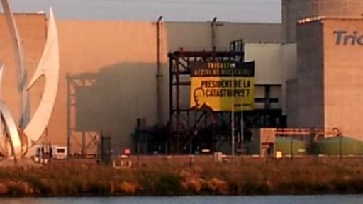 L'une des banderoles déployées au matin du 15 juillet 2013 sur la centrale du Tricastin, dans la Drôme.