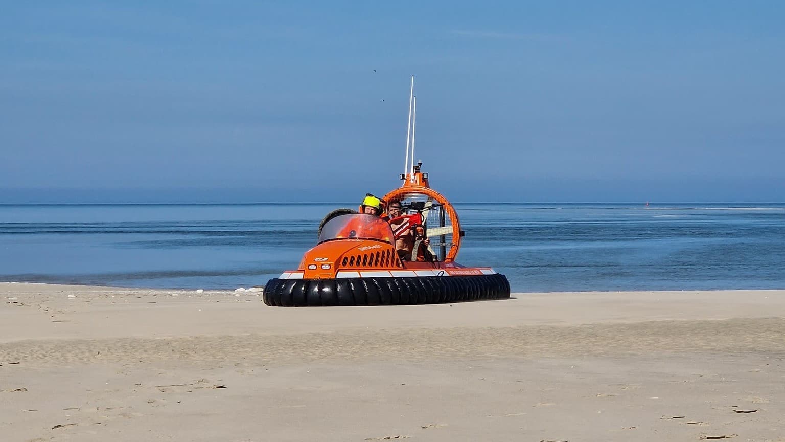 Grâce à l’intervention rapide de la SNSM de Berck-sur-Mer avec son aéroglisseur, l’homme a pu être extrait de l’eau rapidement
