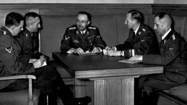 Heinrich Müller, ici à droite en 1939, serait enterré dans un cimetière juif.