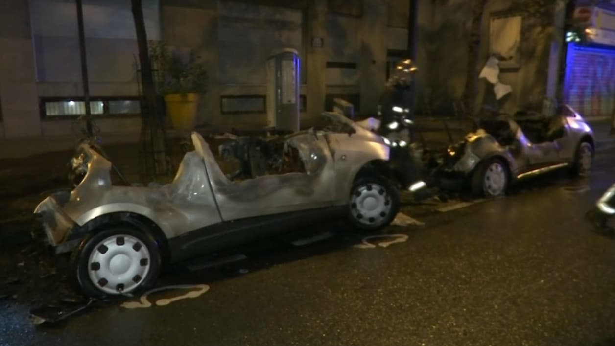 Deux Autolib ont été incendiés. Deux Autolib ont été incendiés.