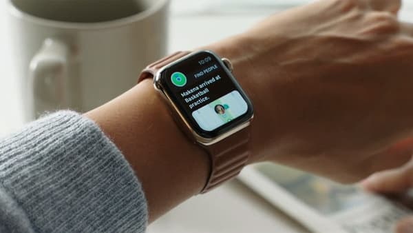 L'Apple Watch permet aussi de vérifier si son enfant, également porteur d'une Apple Watch, est bien arrivé à l'endroit où il devait se rendre. L'Apple Watch permet aussi de vérifier si son enfant, également porteur d'une Apple Watch, est bien arrivé à l'endroit où il devait se rendre.