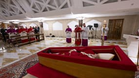 Cette photo prise le 21 avril 2025 par The Vatican Media montre le pape François dans son cercueil ouvert pendant le rite de la confirmation de la mort du pontife à la chapelle Santa Marta.