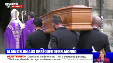 Le cercueil de Jean-Paul Belmondo entre dans l'église Saint-Germain-des-Prés à Paris